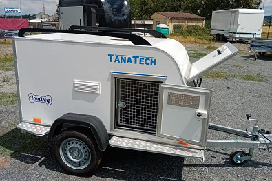 Tanatech Přívěs na přepravu 3 psů Tomplan DOG 3 SP 750kg+ el. větrání + zav. prostor