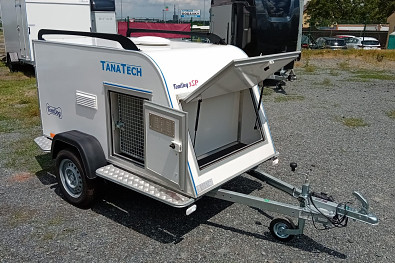 Tanatech Přívěs na přepravu 3 psů Tomplan DOG 3 SP 750kg+ el. větrání + zav. prostor